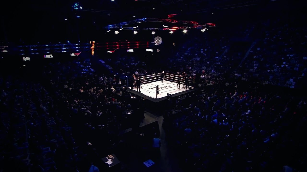 Een volle zaal rond de verlichte WFL-ring
