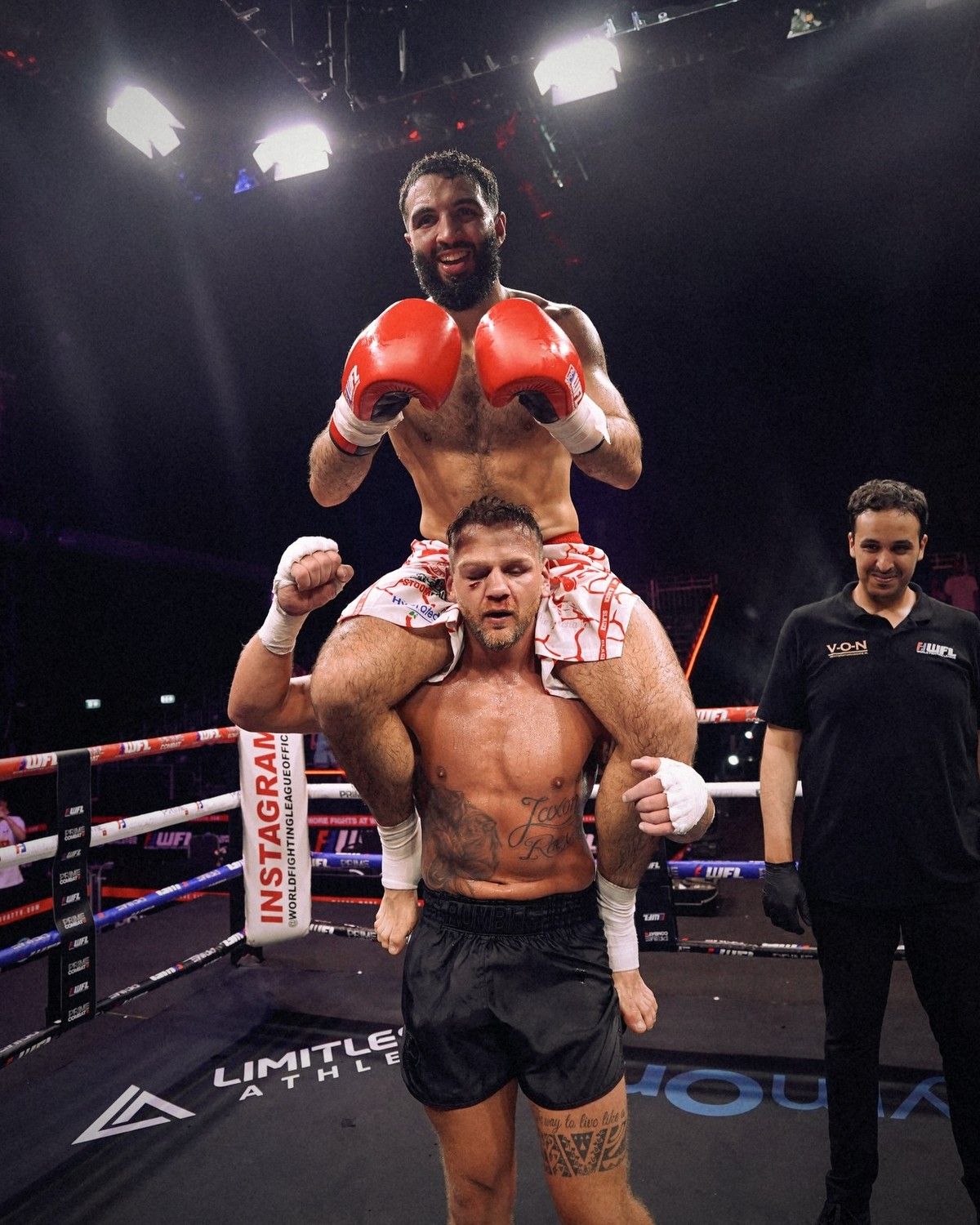 Een winnaar op de schouders in de ring na zijn partij, Night of Champions, Het Gietijzer Utrecht, 27 juni 2026