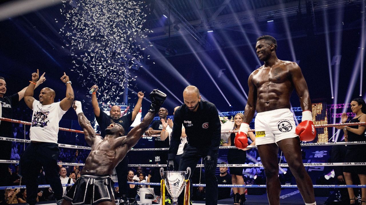 Confetti boven de WFL-ring terwijl een fighter zijn overwinning viert