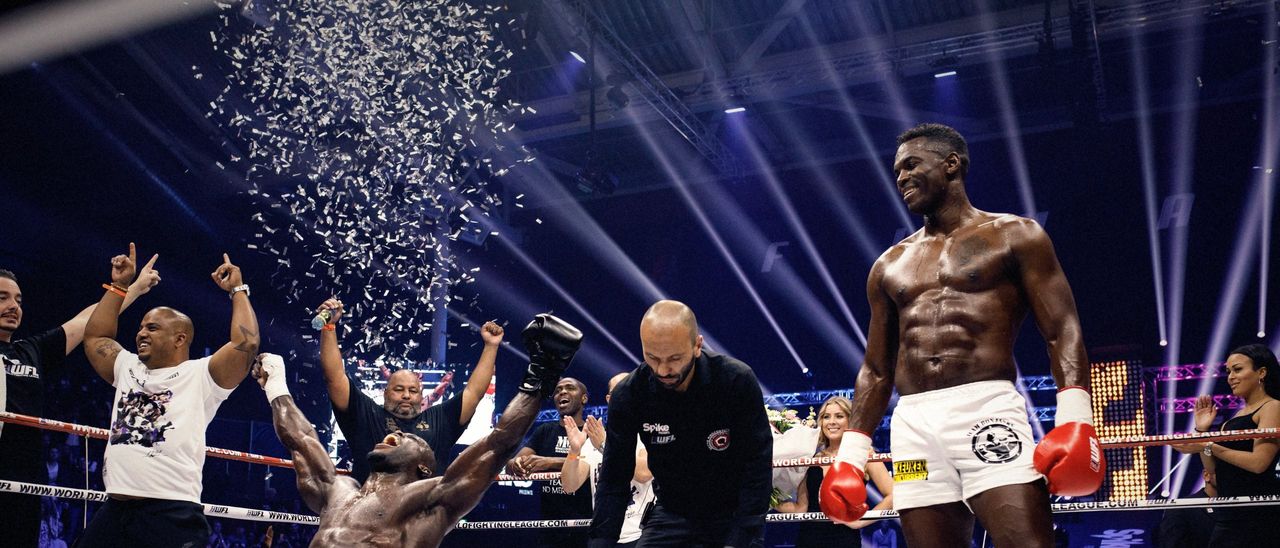 Een WFL-winnaar viert feest in de ring onder confetti en spotlights